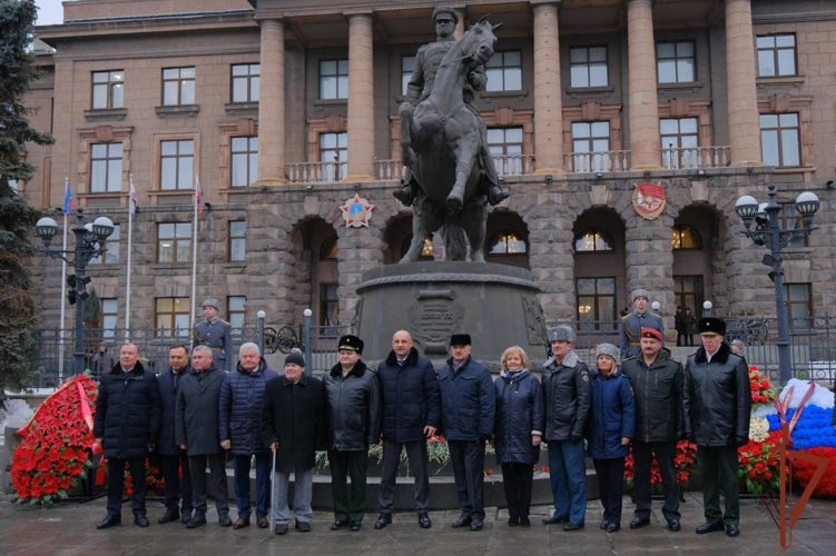 Врио командующего Уральским округом Росгвардии принял участие в возложении цветов и венков к памятнику Георгию Жукову в Екатеринбурге