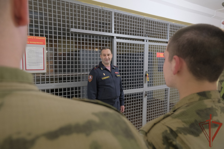 С Новым годом поздравили заступивших на боевое дежурство военнослужащих и сотрудников Уральского округа Росгвардии.