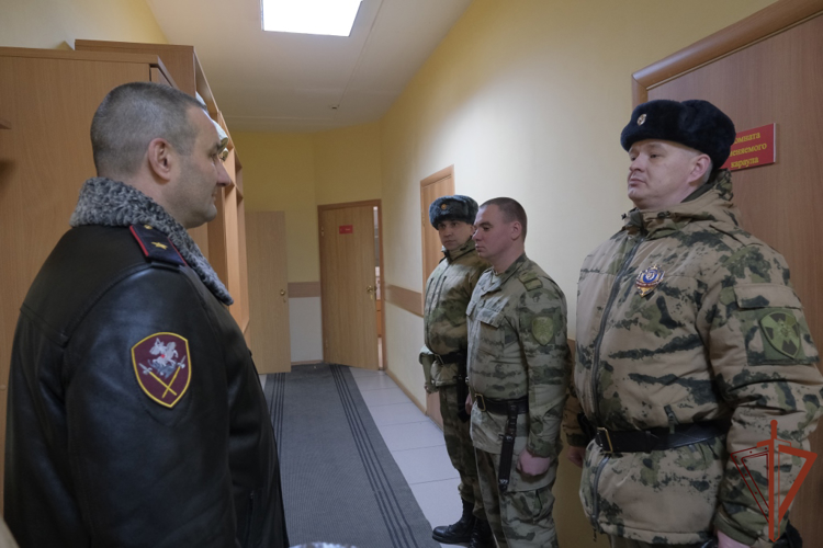 С Новым годом поздравили заступивших на боевое дежурство военнослужащих и сотрудников Уральского округа Росгвардии.
