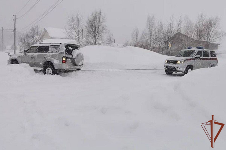 На Дальнем Востоке росгвардейцы помогают автомобилистам во время снегопада (видео)