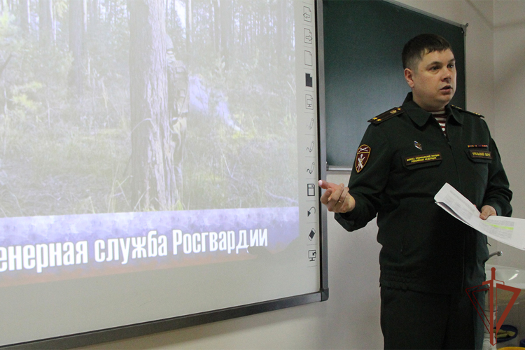 Росгвардейцы провели познавательные и патриотические встречи с подшефными школьниками на Урале 