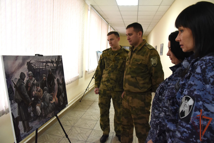 Выставка работ художника-фронтовика открылась в Сибирском округе Росгвардии 