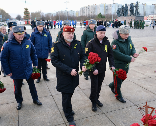 Заместитель директора Росгвардии почтил память погибших защитников Ленинграда (видео)