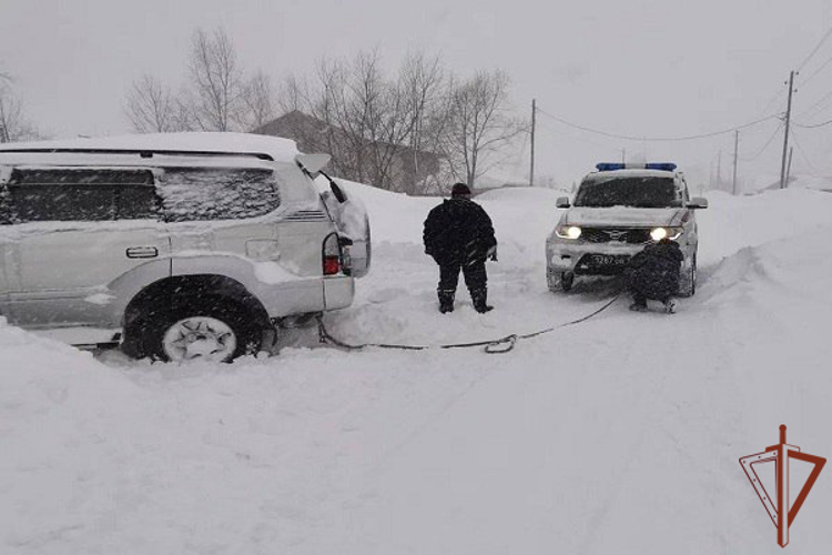 На Дальнем Востоке росгвардейцы помогают автомобилистам во время снегопада (видео)