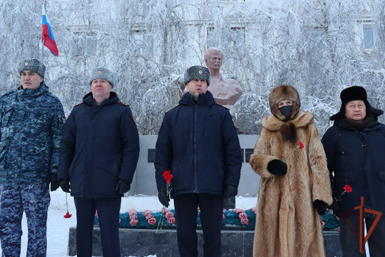 В Якутске росгвардейцы почтили память погибших при выполнении служебного долга сотрудников ведомства 