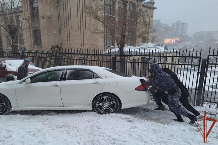 На Дальнем Востоке росгвардейцы помогают автомобилистам во время снегопада (видео)