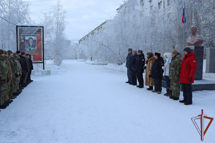 В Якутске росгвардейцы почтили память погибших при выполнении служебного долга сотрудников ведомства