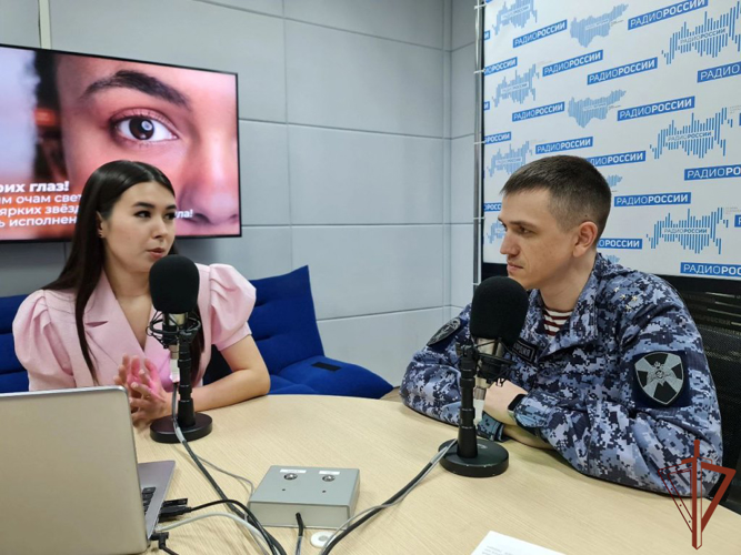 Офицеры Росгвардии приняли участие в цикле прямых эфиров на телевидении и радио