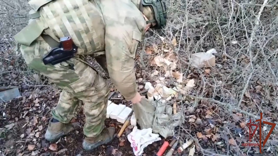 Замаскированный схрон с боеприпасами обнаружили военнослужащие Росгвардии совместно с сотрудниками ФСБ в ЛНР (видео)