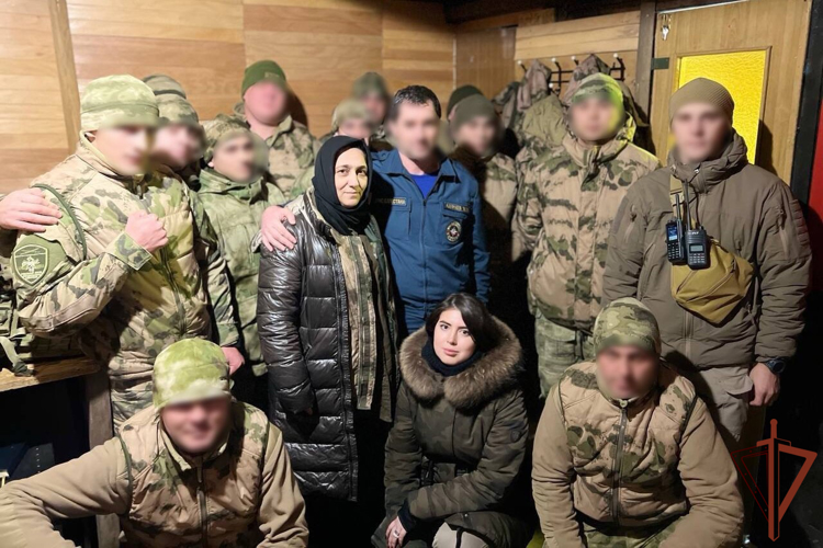 Мать погибшего офицера спецназа Росгвардии встретилась с его сослуживцами на полях СВО 