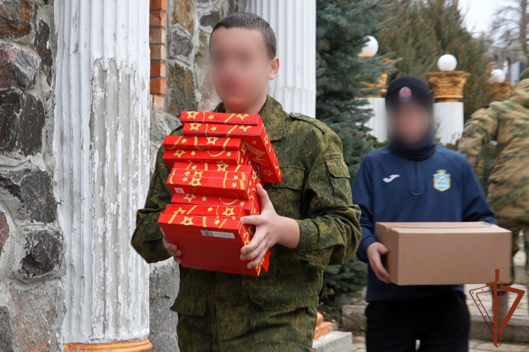 Военнослужащие Росгвардии передали подарки воспитанникам детского социального центра в Мариуполе (видео)