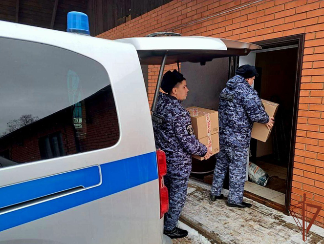 Сотрудники Росгвардии в Подмосковье собрали гуманитарную помощь для юных жителей ЛНР