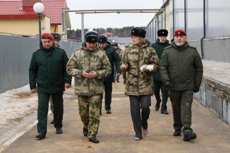 Генерал-полковник Алексей Воробьев и депутат Госдумы Мария Бутина посетили Кинологический центр Росгвардии (видео)