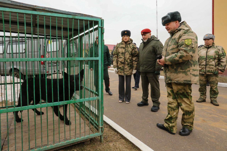 Генерал-полковник Алексей Воробьев и депутат Госдумы Мария Бутина посетили Кинологический центр Росгвардии (видео)