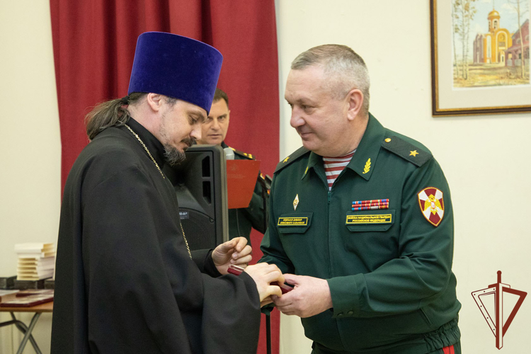 В Росгвардии вручили ведомственные награды военным священникам