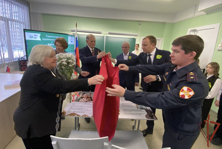 В Санкт-Петербурге сотрудники Росгвардии приняли участие в церемонии открытия «Парты героя»