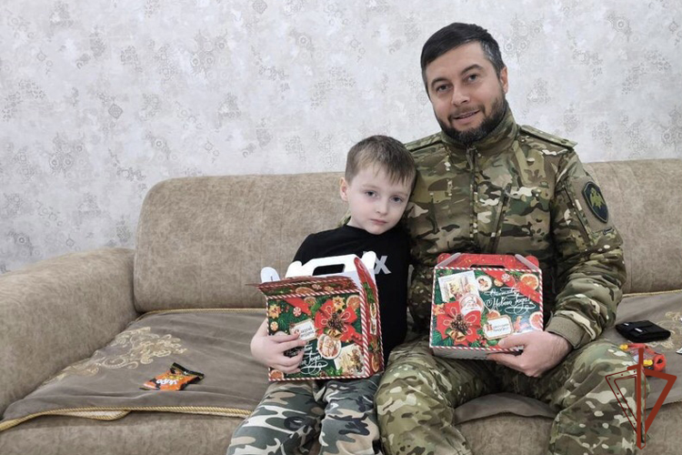 В Чеченской Республике представители Росгвардиипоздравили с Новым Годом детей погибших сослуживцев