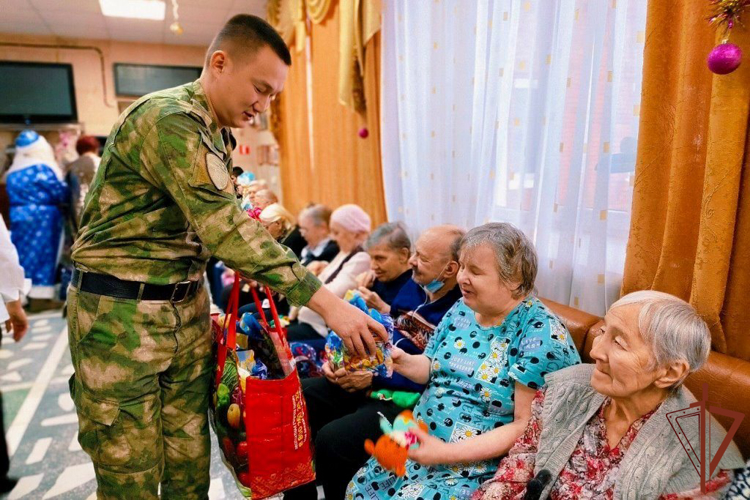 В рамках ведомственной благотворительной акции росгвардейцы посетили дом-интернат для престарелых и инвалидов в Томской области