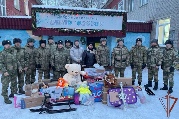В Сибирском округе войск национальной гвардии росгвардейцы поздравили воспитанников социальных учреждений с наступившим Новым годом