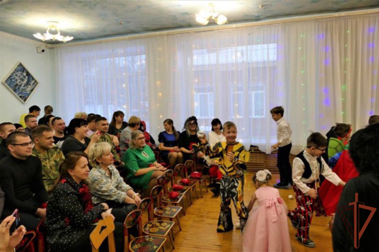 В Сибирском округе войск национальной гвардии росгвардейцы поздравили воспитанников социальных учреждений с наступившим Новым годом