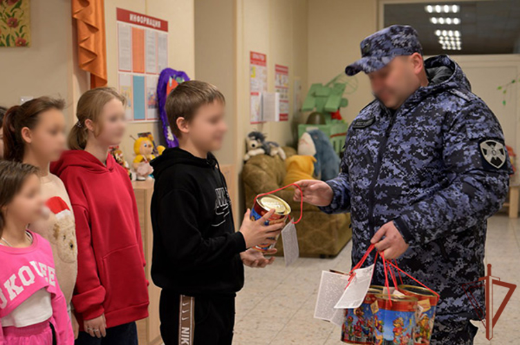 В Донецкой Народной Республике росгвардейцы вручили детям новогодние подарки