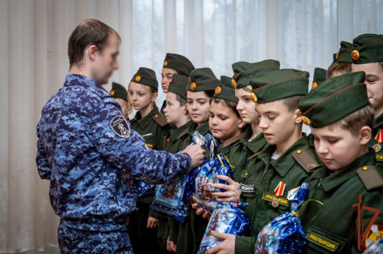В Донецкой Народной Республике росгвардейцы вручили детям новогодние подарки