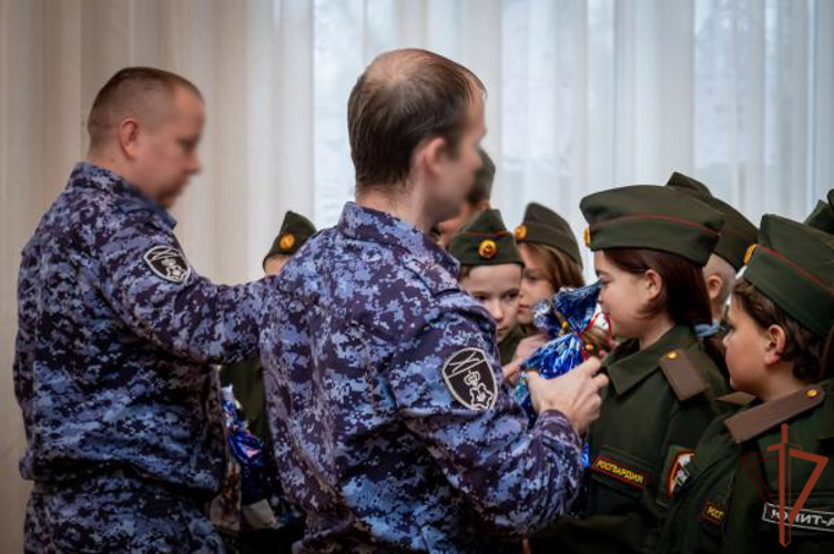 В Донецкой Народной Республике росгвардейцы вручили детям новогодние подарки