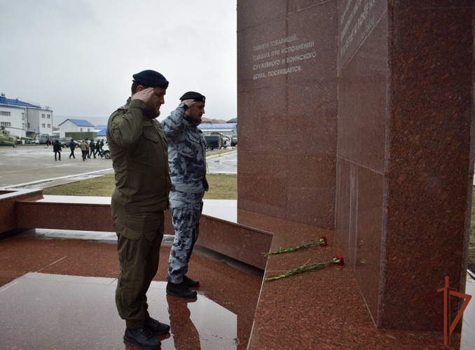 В Дагестане росгвардейцы почтили память боевых товарищей, погибших в ходе трагических событий 1996 года