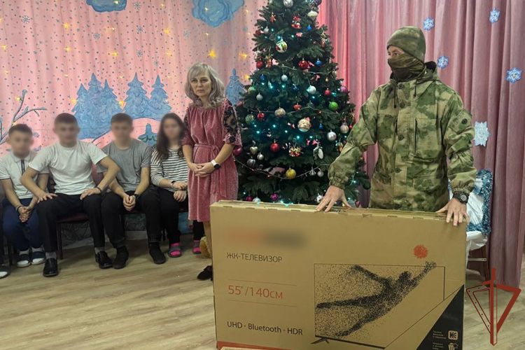 Представители Росгвардии поздравили детей из Херсонской и Запорожской областей с Новым годом (видео)