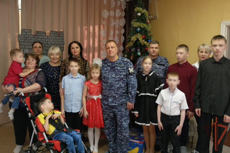 В Сибирском округе войск национальной гвардии росгвардейцы поздравили воспитанников социальных учреждений с наступившим Новым годом