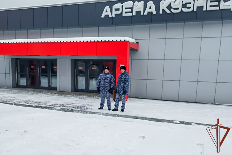 Росгвардейцы продолжают обеспечивать правопорядок на матчах регулярного чемпионата по хоккею с шайбой в Кузбассе
