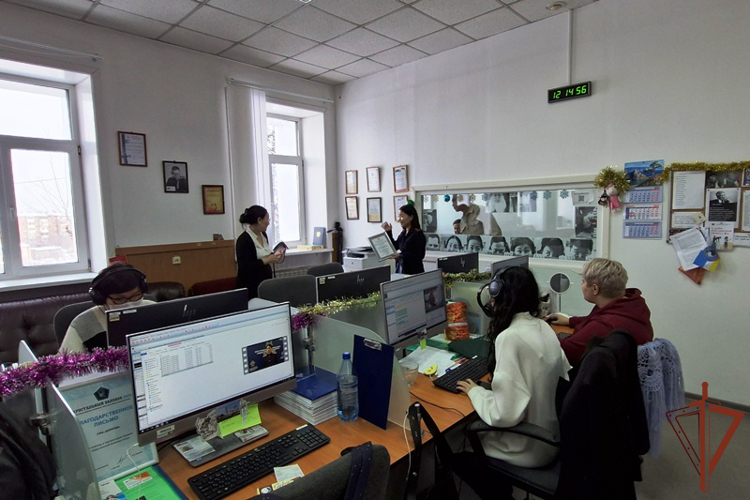На Дальнем Востоке росгвардейцы поздравили журналистов с Днем российской печати 