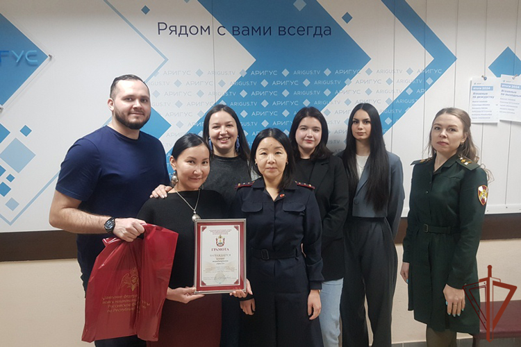 На Дальнем Востоке росгвардейцы поздравили журналистов с Днем российской печати