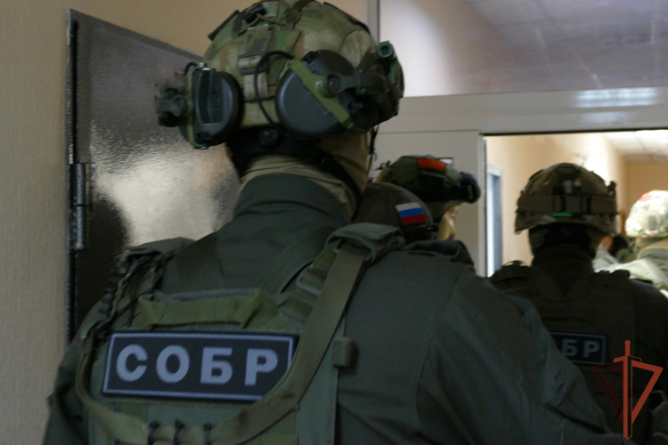 При содействии СОБР Росгвардии в Омске задержан подозреваемый в организации незаконной миграции