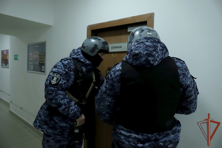 Сотрудники Росгвардии продолжают рассказывать уральцам о требованиях безопасности в период новогодних праздников