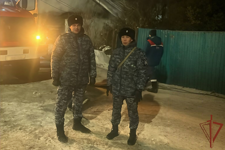 В Иркутске сотрудники Росгвардии спасли мужчину во время пожара