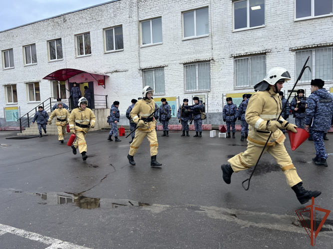 На территории полка Росгвардии в Калининграде прошло совместное пожарно-тактическое занятие с МЧС России