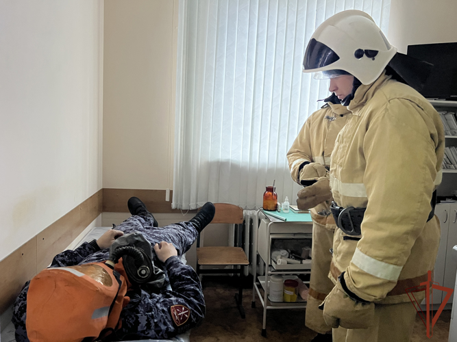 На территории полка Росгвардии в Калининграде прошло совместное пожарно-тактическое занятие с МЧС России