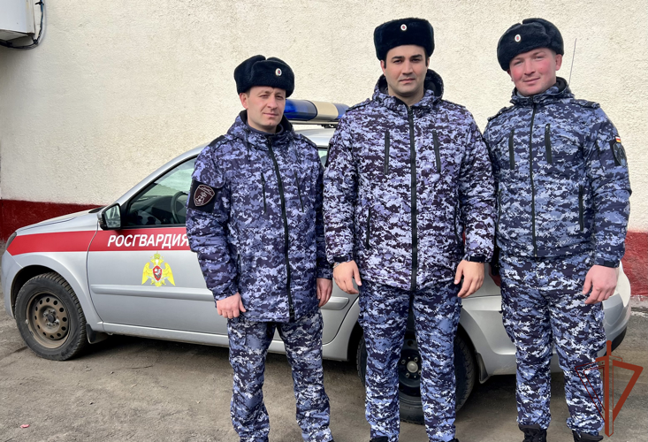 Потерявшей сознание на одной из улиц Владикавказа девушке пришли на помощь сотрудники Росгвардии