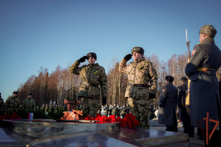 Военнослужащие и сотрудники Северо-Западного округа Росгвардии на местах боёв обороны Ленинграда почтили память погибших защитников города