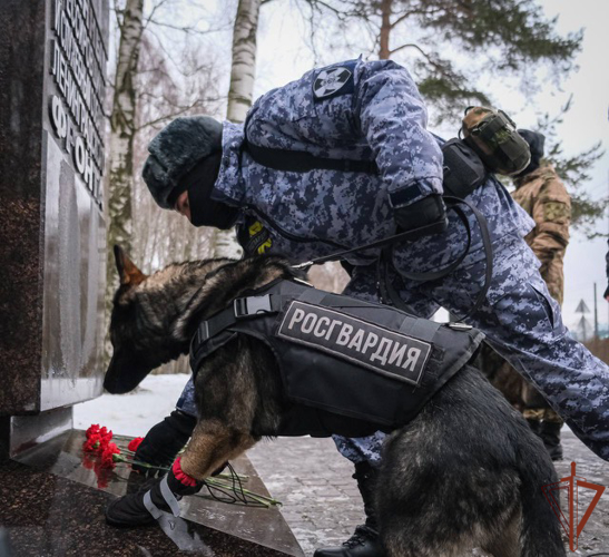  Санкт-Петербурге росгвардейцы почтили память военных кинологов и служебных собак