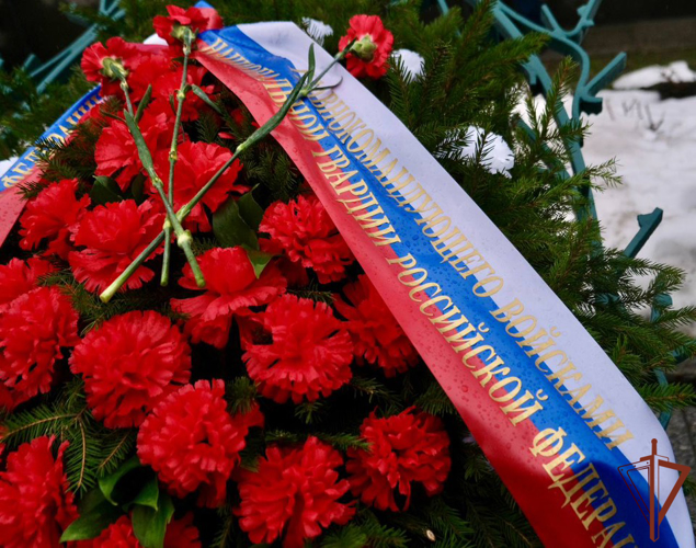 Представители Росгвардии почтили память погибших мирных жителей и защитников Ленинграда (видео)