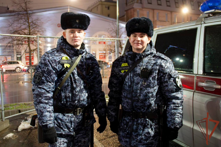 Военнослужащие и сотрудники Росгвардии обеспечили безопасность матча КХЛ в Санкт-Петербурге 