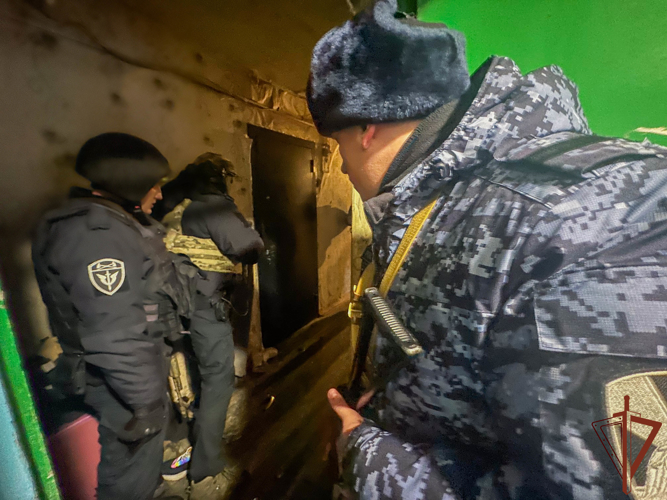 При содействии спецназа Росгвардии в Пензе задержан угрожавший соседям топором мужчина (видео)