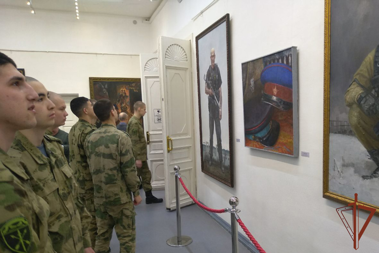 Росгвардейцы стали почетными гостями художественной выставки «Защитникам Родины посвящается…» в Подмосковье