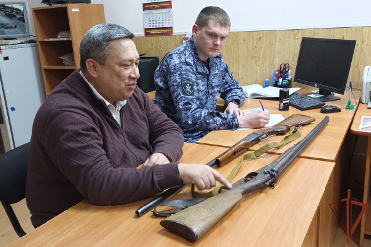 В Сибирском округе Росгвардии продолжается работа по передаче гражданского оружия для нужд СВО