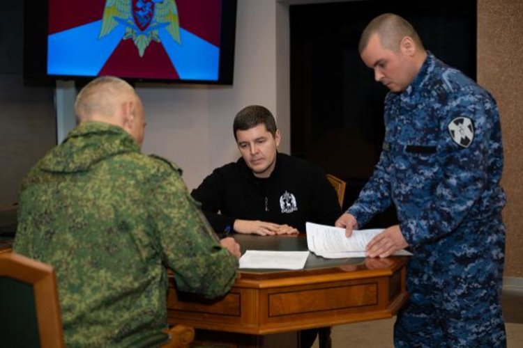 В региональном управлении Росгвардии губернатор ЯНАО передал гладкоствольное ружье участникам СВО (видео)