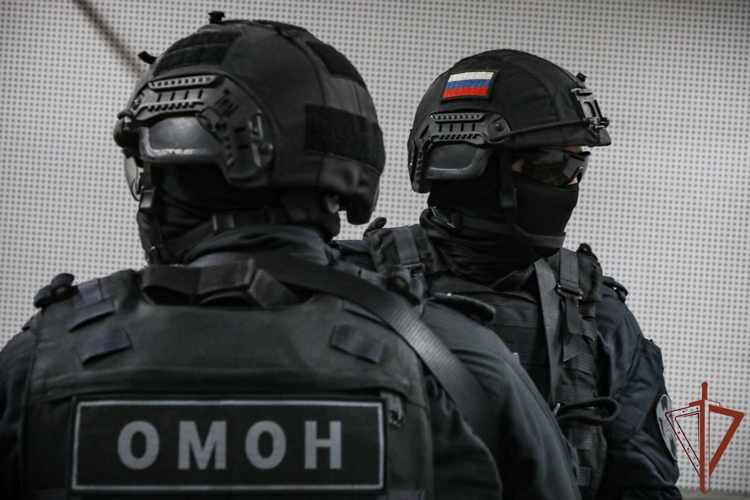При силовой поддержке ОМОН Росгвардии в Красноярске задержаны подозреваемые в мошенничестве 