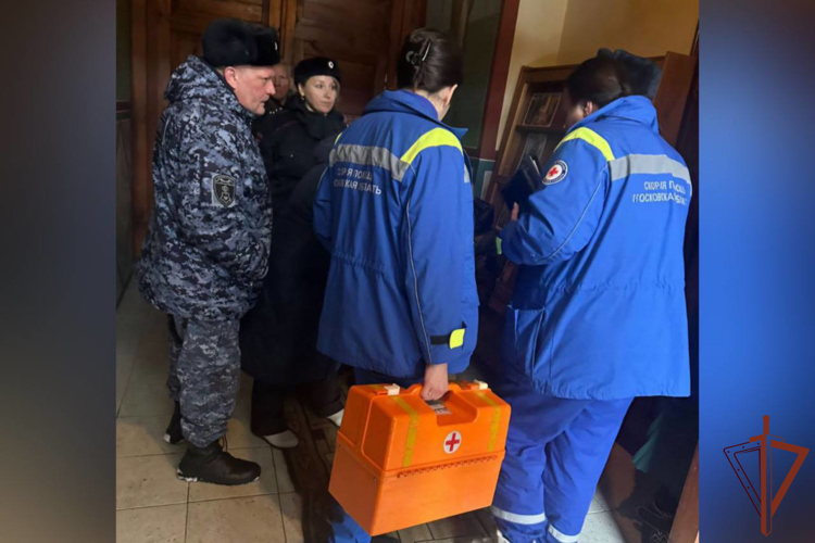 В Подмосковье сотрудники Росгвардии оказали первую помощь женщине, почувствовавшей себя плохо