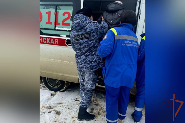 В Подмосковье сотрудники Росгвардии оказали первую помощь женщине, почувствовавшей себя плохо 